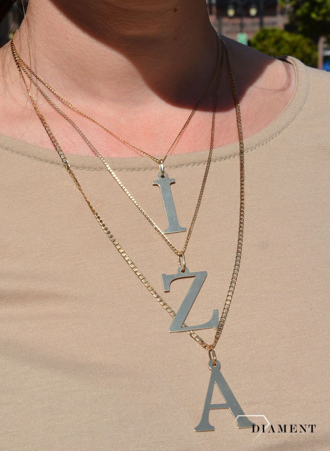 Złota zawieszka w kształcie litery I o wysokości 3 centymetrów. Zawieszka została wykonana z wysokiej jakości złota próby 585. Idealny pomysł na prezent..jpg